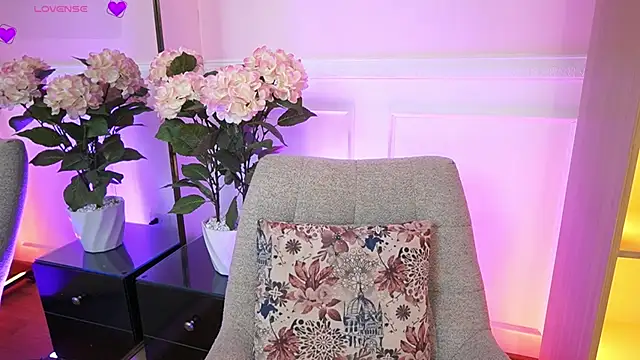 MilaCrave online show from March 25, 2026, 12:44 pm