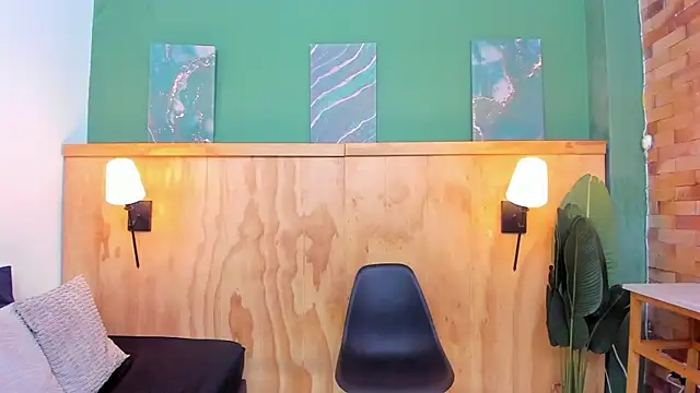 halleylorens online show from April 4, 2026, 7:44 pm