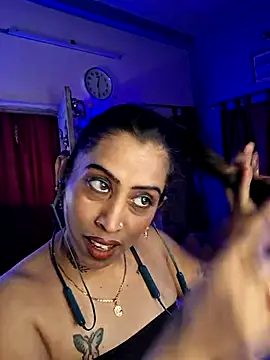 Snapshot of Love_Beauty01 chatting on March 17, 2026, 6:33 pm Love Beauty01 online show from March 17, 2026, 6:33 pm