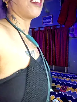 Snapshot of Love_Beauty01 chatting on April 1, 2026, 6:49 pm Love Beauty01 online show from April 1, 2026, 6:49 pm