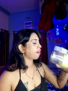 Snapshot of Love_Beauty01 chatting on April 3, 2026, 6:39 pm Love Beauty01 online show from April 3, 2026, 6:39 pm