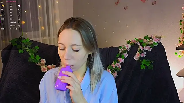 NyxaThorn online show from January 18, 2026, 2:43 pm