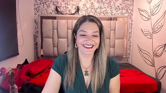 Chanel  Rose   online show from September 21, 2025, 4:36 am