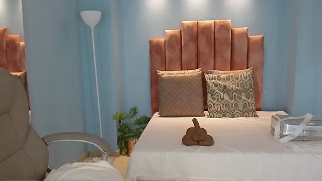 Milaa Star  online show from April 18, 2026, 3:54 am