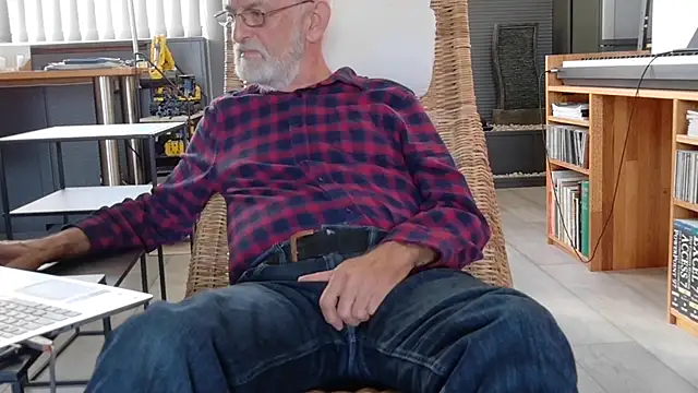 Snapshot of ewaldwillems99 chatting on October 15, 2025, 1:22 pm ewaldwillems99 online show from October 15, 2025, 1:22 pm