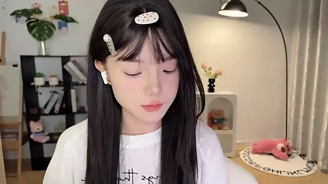 Momo-xx online show from September 24, 2025, 11:30 pm