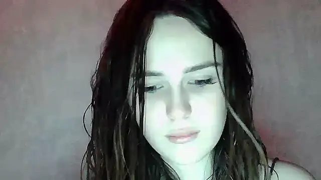 SweetLoraa online show from April 6, 2026, 7:26 pm