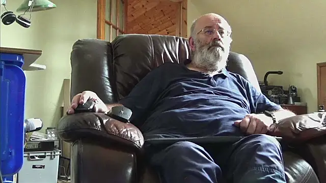 Snapshot of janzer13 chatting on October 1, 2025, 12:00 pm janzer13 online show from October 1, 2025, 12:00 pm