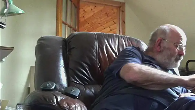 Snapshot of janzer13 chatting on October 17, 2025, 1:14 pm janzer13 online show from October 17, 2025, 1:14 pm