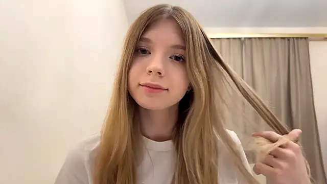 FruityXo online show from November 27, 2025, 6:54 pm