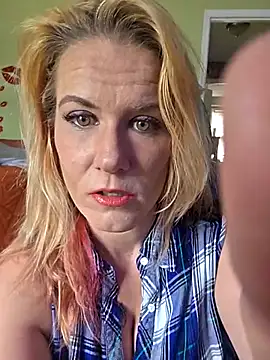 Snapshot of RhondaRump chatting on June 9, 2026, 3:23 pm RhondaRump online show from June 9, 2026, 3:23 pm