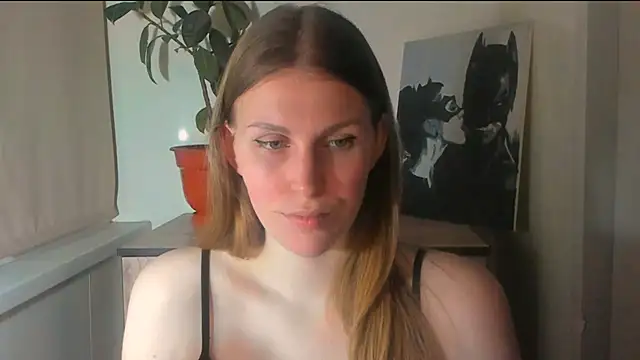 JuliaMuuun online show from April 3, 2026, 9:13 pm