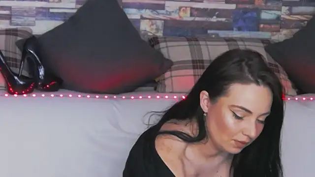 GrayLunna online show from April 13, 2026, 2:39 am