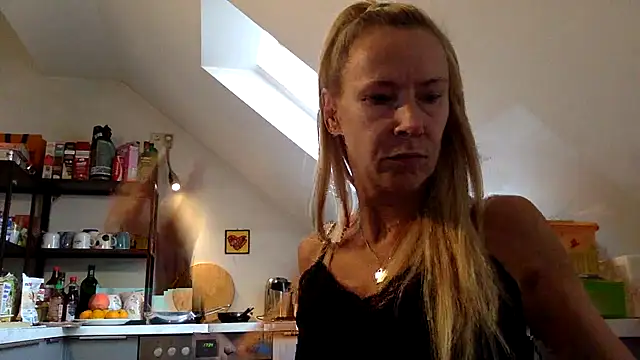 Snapshot of blondi2077 chatting on September 12, 2025, 1:22 pm blondi2077 online show from September 12, 2025, 1:22 pm