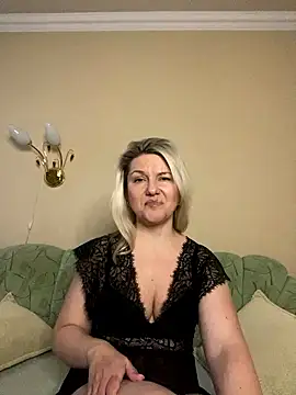 AliceSwan4011 online show from January 18, 2026, 2:32 pm