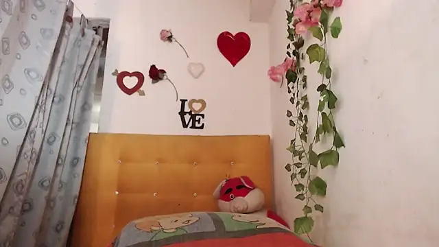 LULU ALANAA  online show from September 14, 2025, 3:33 pm