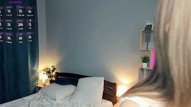 IsaVesco online show from September 28, 2025, 7:19 pm