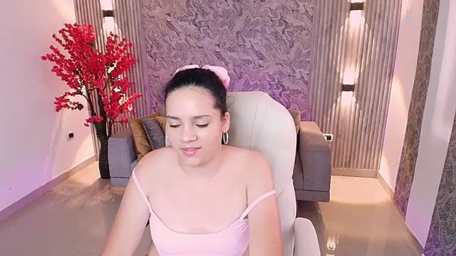 karlie small online show from September 17, 2025, 7:37 pm