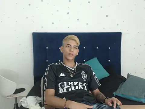 Snapshot of SkyAndSeth chatting on October 16, 2025, 1:34 pm SkyAndSeth online show from October 16, 2025, 1:34 pm