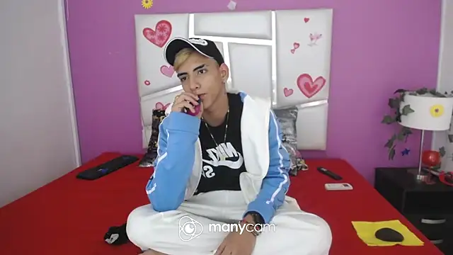 Snapshot of SkyAndSeth chatting on October 18, 2025, 3:24 pm SkyAndSeth online show from October 18, 2025, 3:24 pm