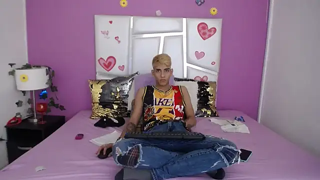 Snapshot of SkyAndSeth chatting on October 23, 2025, 5:40 am SkyAndSeth online show from October 23, 2025, 5:40 am