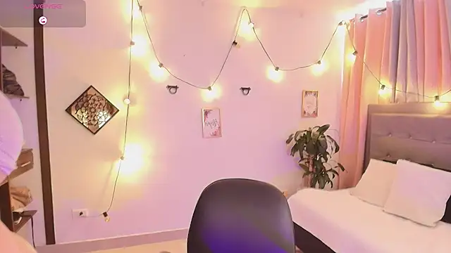 Seraphyne666 online show from November 7, 2025, 7:25 pm