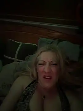 Snapshot of Vixen1221 chatting on December 20, 2025, 6:20 am Vixen1221 online show from December 20, 2025, 6:20 am