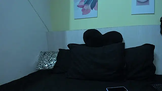 AtheneaArbelaez  online show from September 15, 2025, 12:49 pm