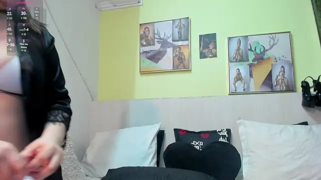 AtheneaArbelaez  online show from December 17, 2025, 8:04 pm