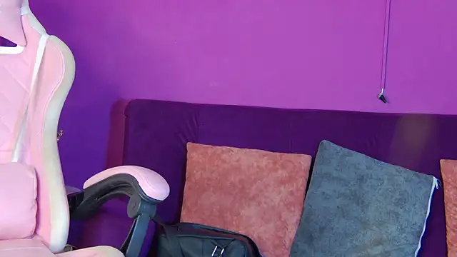 Maylu Fox online show from November 4, 2025, 1:32 pm