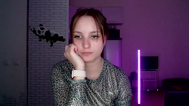 Snapshot of Leonaalove chatting on April 2, 2026, 5:32 pm Leonaalove online show from April 2, 2026, 5:32 pm