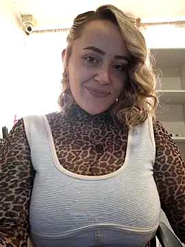 Snapshot of CurvyLust_x chatting on September 27, 2025, 2:44 pm CurvyLust x online show from September 27, 2025, 2:44 pm