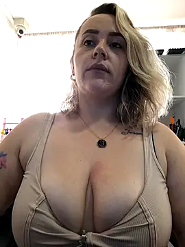 Snapshot of CurvyLust_x chatting on October 17, 2025, 4:20 pm CurvyLust x online show from October 17, 2025, 4:20 pm