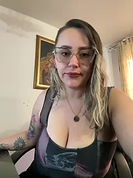 CurvyLust x online show from May 13, 2026, 1:19 pm