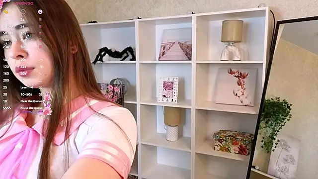 TraciMyntti online show from November 14, 2025, 1:26 am