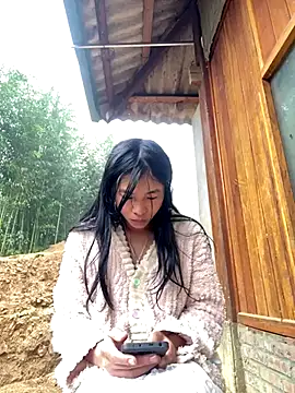 EmLy02 online show from November 13, 2025, 1:26 am