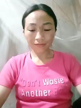 lucybaby00 online show from May 15, 2026, 2:13 pm