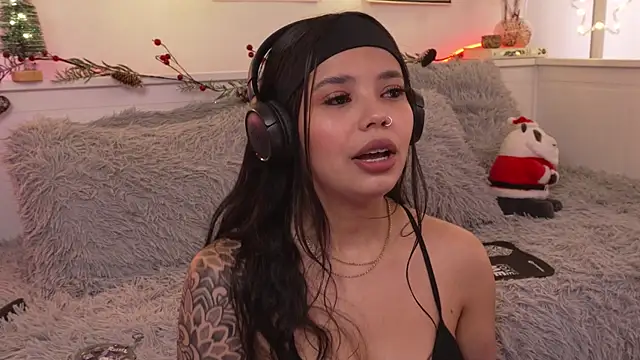 sophieee art online show from December 15, 2025, 8:02 pm