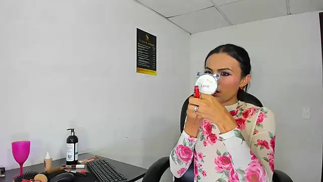 Aisha hotts777 online show from December 20, 2025, 4:14 pm