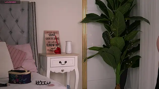 RebeccaRese online show from April 3, 2026, 8:56 am