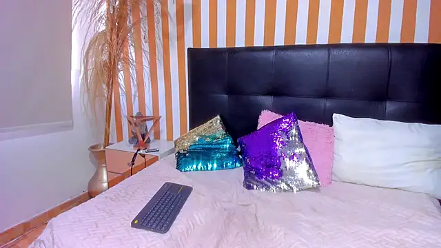 LunaToledo online show from November 8, 2025, 12:49 pm