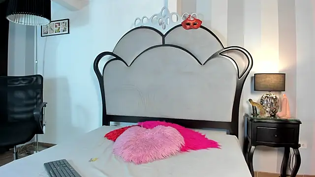 Snapshot of MiaAmore_ chatting on July 11, 2026, 1:36 pm MiaAmore online show from July 11, 2026, 1:36 pm