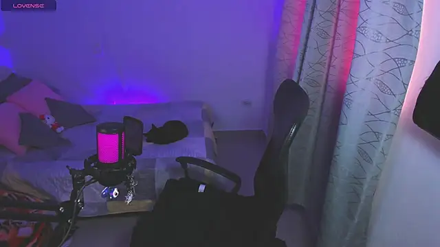 starrraura online show from April 10, 2026, 10:03 pm