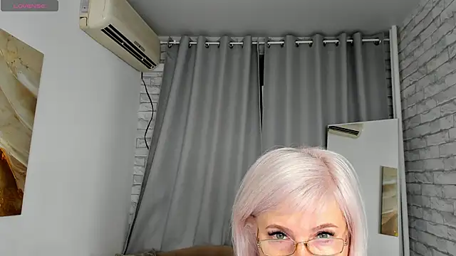 Hella Fabel online show from December 14, 2025, 1:11 am