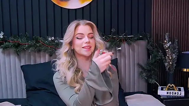 Snapshot of MilanaCeleste chatting on December 22, 2025, 9:45 pm MilanaCeleste online show from December 22, 2025, 9:45 pm