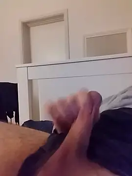 Snapshot of NewJoiner chatting on February 13, 2026, 6:37 pm NewJoiner online show from February 13, 2026, 6:37 pm