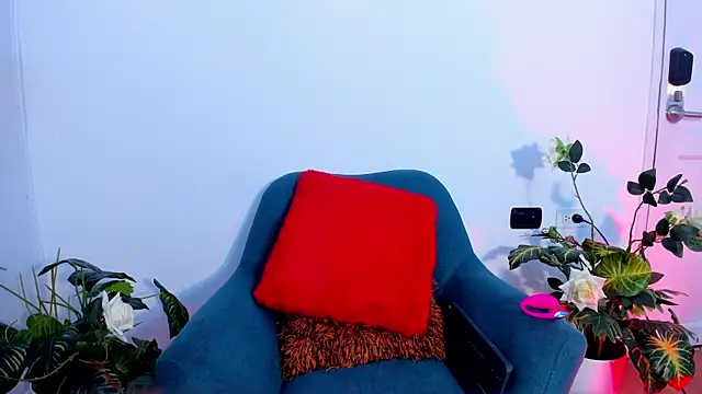 MilenaCrown online show from November 3, 2025, 8:32 pm