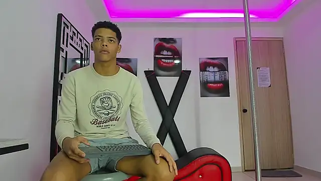 PRETTY FEM online show from October 16, 2025, 3:24 pm