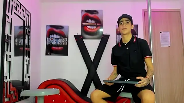 PRETTY FEM online show from October 25, 2025, 1:29 pm