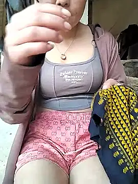 Snapshot of lylylove chatting on April 9, 2026, 12:54 am lylylove online show from April 9, 2026, 12:54 am